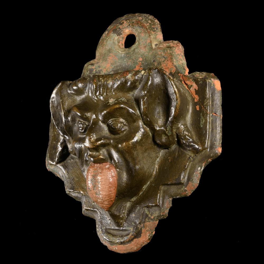 BÉNITIER DIABOLIQUE EN TERRE CUITE, XVIIᵉ - RELICS