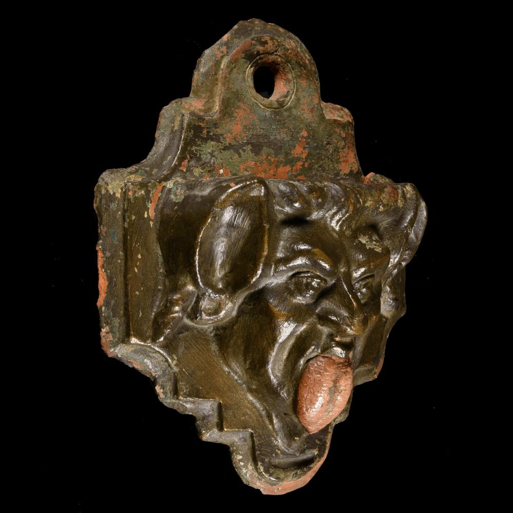 BÉNITIER DIABOLIQUE EN TERRE CUITE, XVIIᵉ - RELICS