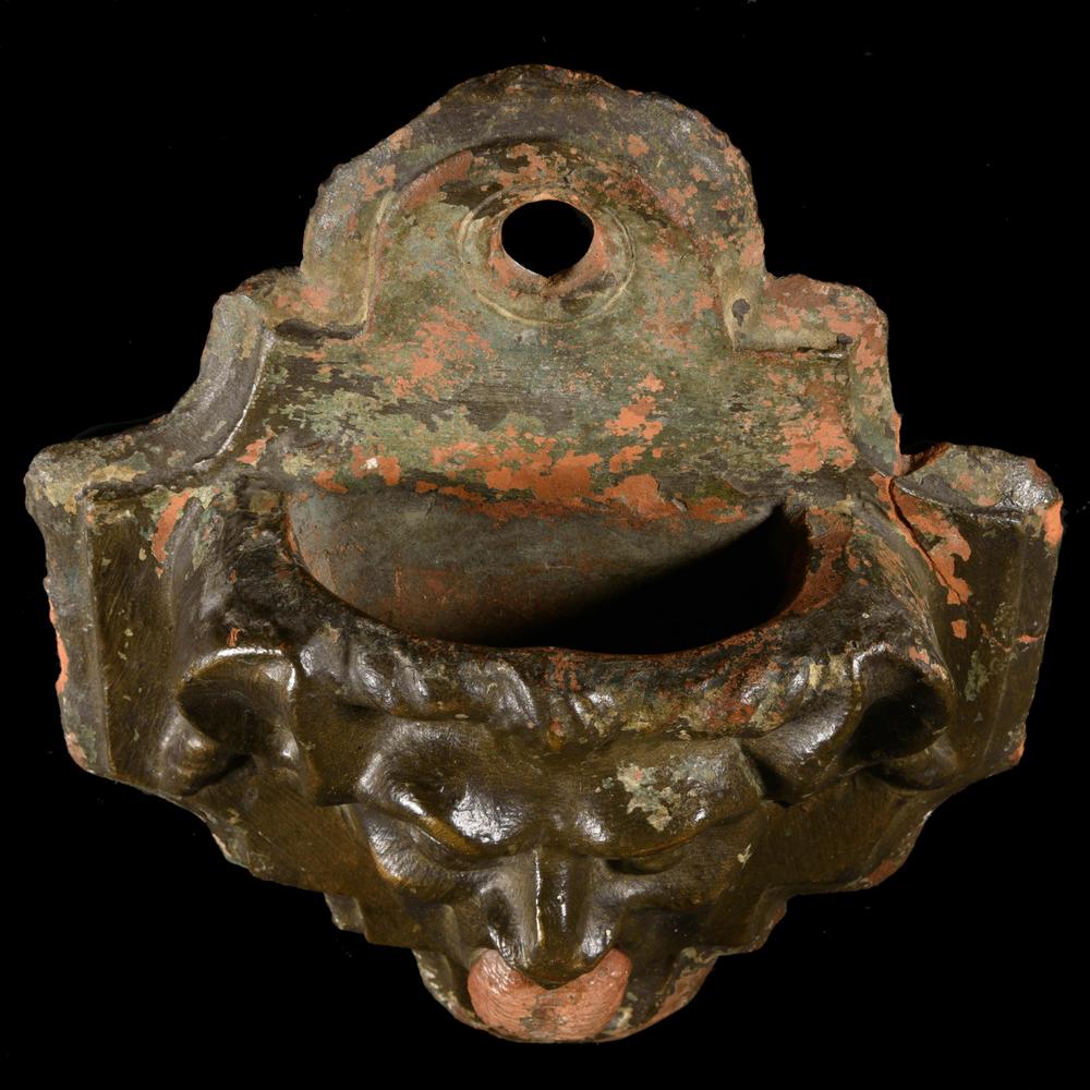 BÉNITIER DIABOLIQUE EN TERRE CUITE, XVIIᵉ - RELICS