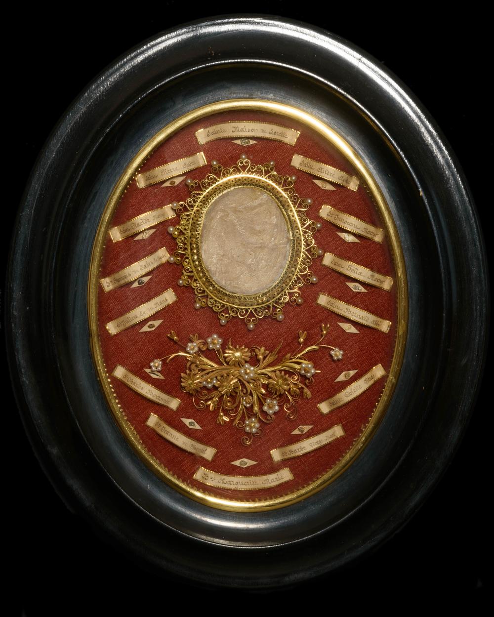 LARGE OVAL RELIQUARY WITH MULTIPLE RELICS - RELICS
