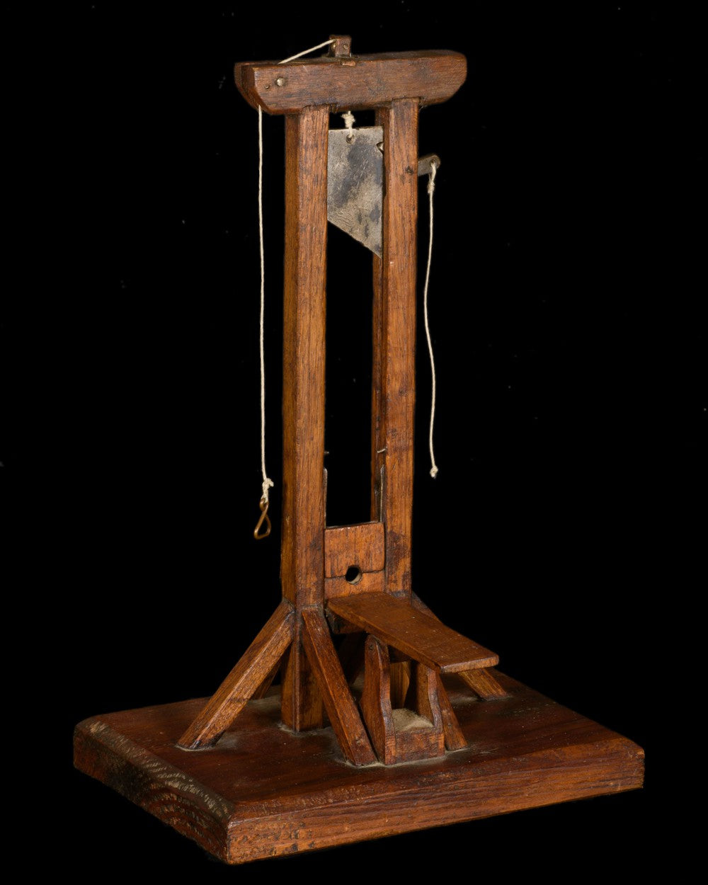 MINIATURE GUILLOTINE - ODDITIES 