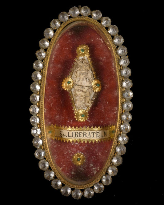 Vue d'un reliquaire en argent ornée de cas avec un morceau d'un crâne Vue d'un reliquaire en argent ornée de cas avec un morceau d'un crâne