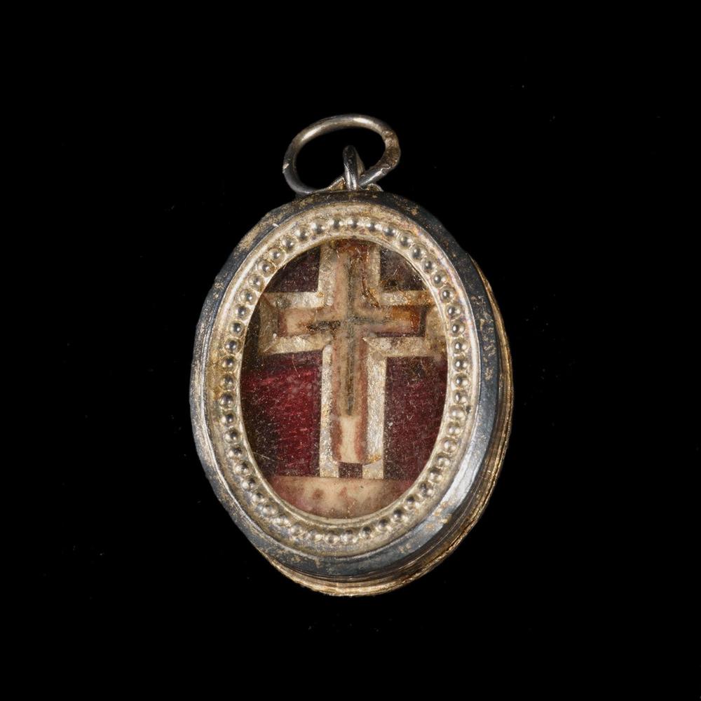 SILVER RELIQUARY CONTAINING A RELIC OF THE TRUE CROSS - RELICS